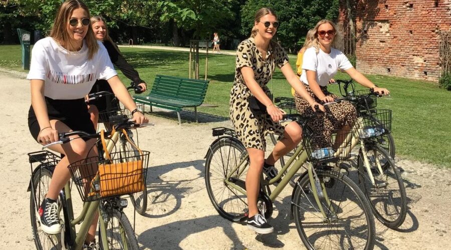 Chicas disfrutando el tour por bicileta en milan italia