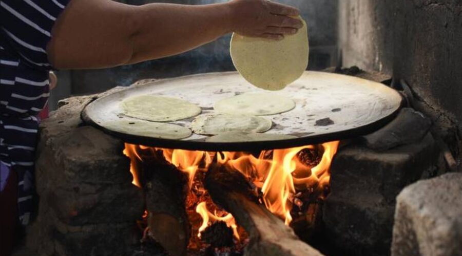 Tortillas hechas a mano en comal