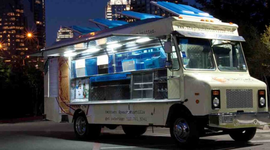 Food Trucks blanco en la ciudad de noche